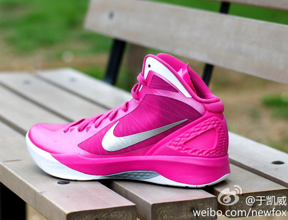 1889654581_6297affb_nike-hyperdunk-2011-pink-white-2.jpg